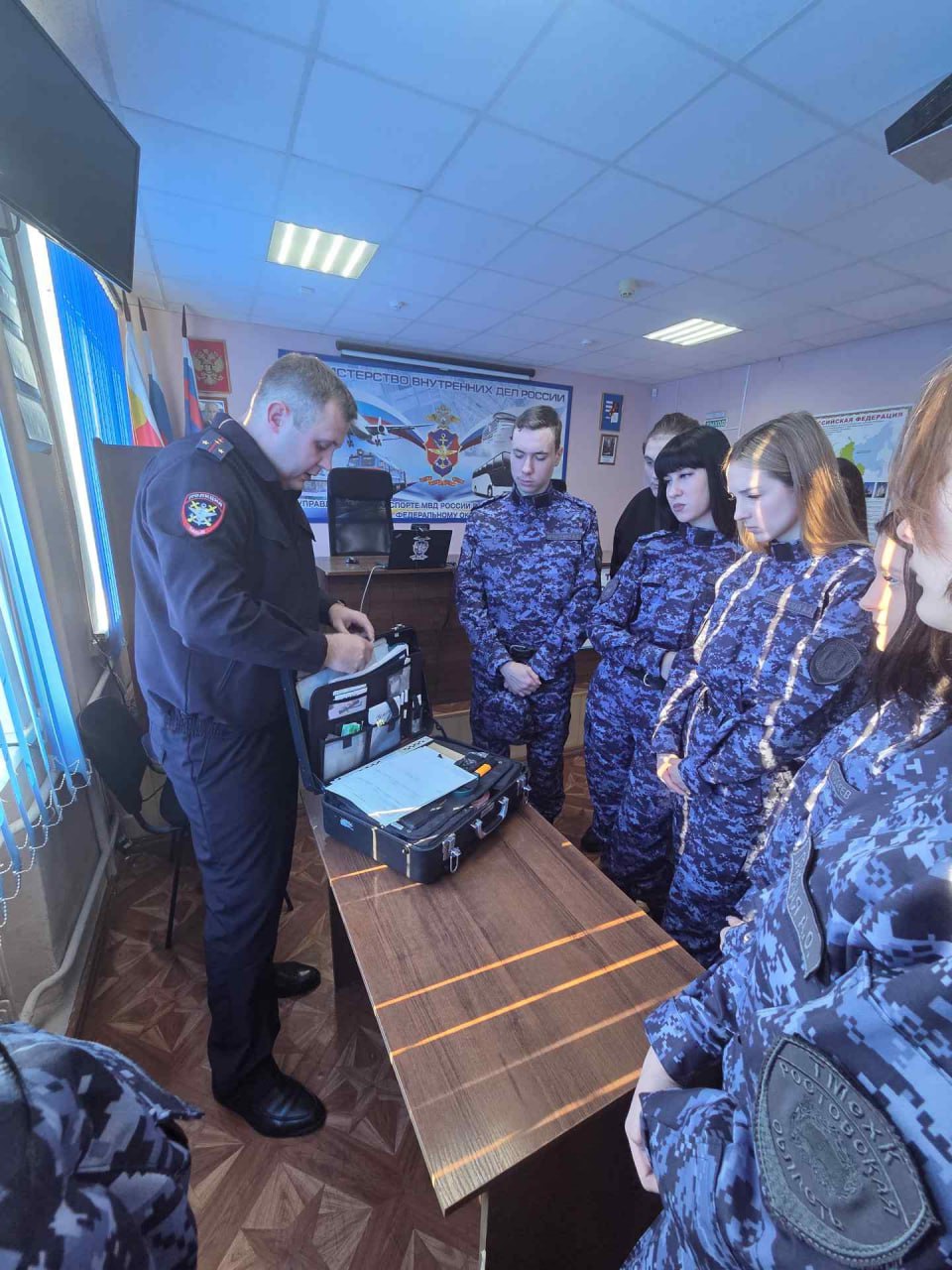 Сотрудниками Таганрогского линейного отдела МВД России на транспорте при содействии Совета ветеранов была организована профориентационная акция «Один день в транспортной полиции» для учащихся Таганрогского механического...