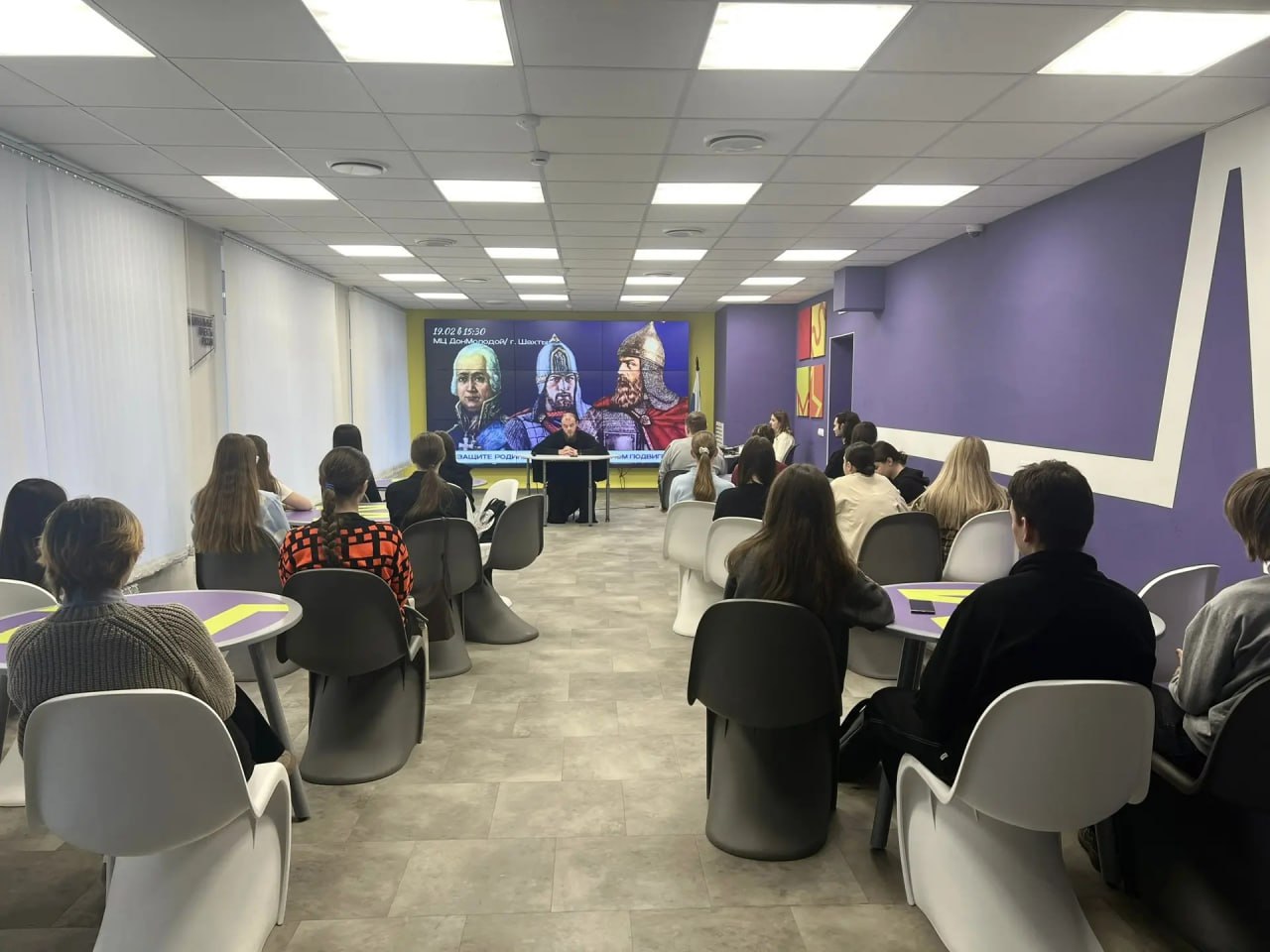 Образ святых воинов и защиту Отечества обсудили с молодежью в «Донмолодой» Образ святых воинов и защиту Отечества обсудили с молодежью в «Донмолодой»