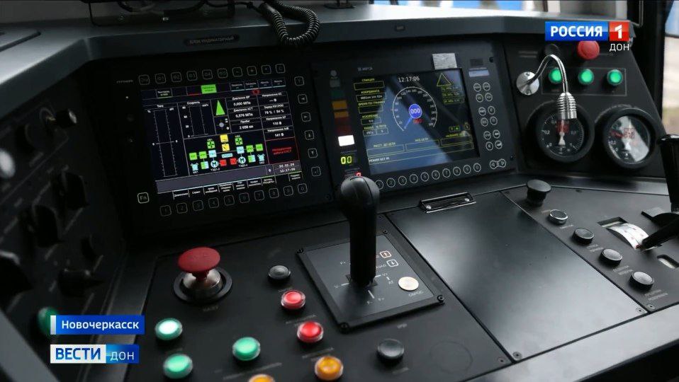 Первый в России гибридный маневровый электровоз ЭМКА2, созданный на Новочеркасском электровозостроительном заводе, планируют запустить в серийное производство Первый в России гибридный маневровый электровоз ЭМКА2, созданный на Новочеркасском электровозостроительном заводе, планируют запустить в серийное производство