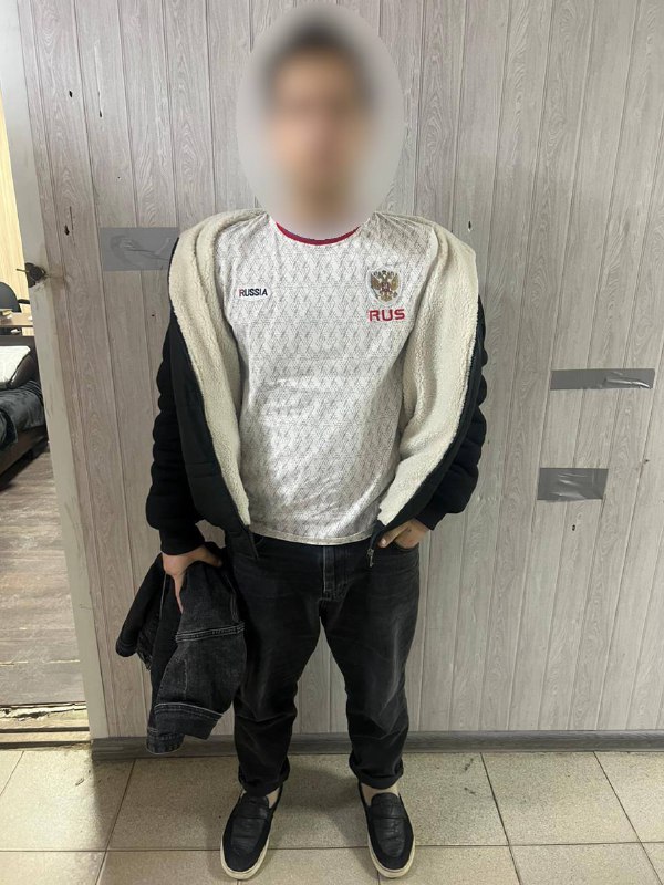 В Ростове полицейские задержали 20-летнего парня, вырвавшего телефон у мужчины