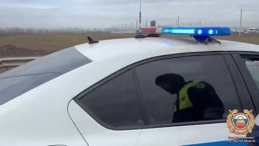 В Аксайском районе сотрудники Госавтоинспекции работают на месте дорожно-транспортного происшествия