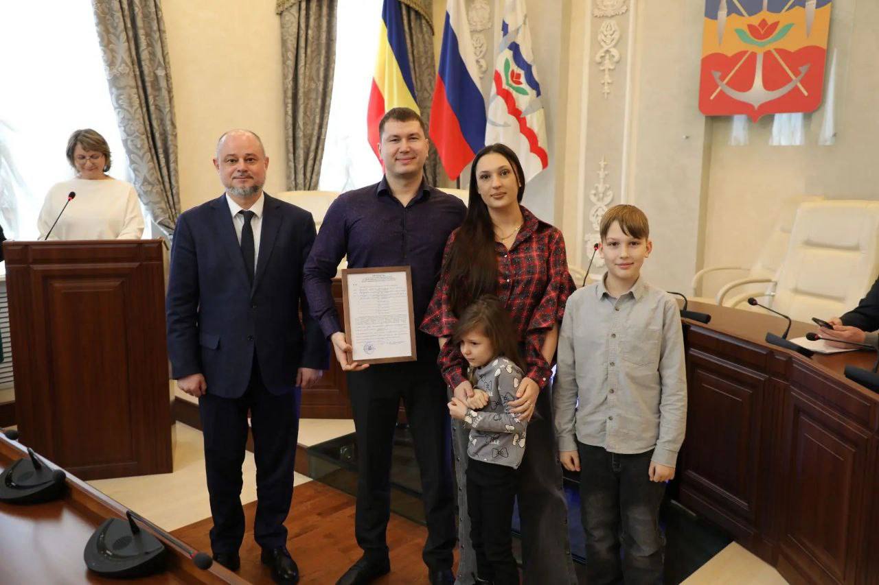 В Администрации города состоялось торжественное вручение свидетельств молодым семьям – участникам программы по улучшению жилищных условий В Администрации города состоялось торжественное вручение свидетельств молодым семьям – участникам программы по улучшению жилищных условий