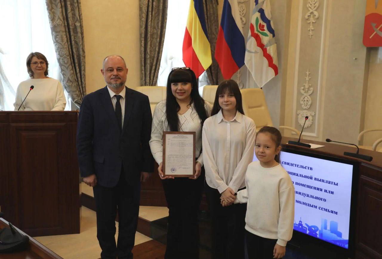 В Администрации города состоялось торжественное вручение свидетельств молодым семьям – участникам программы по улучшению жилищных условий В Администрации города состоялось торжественное вручение свидетельств молодым семьям – участникам программы по улучшению жилищных условий