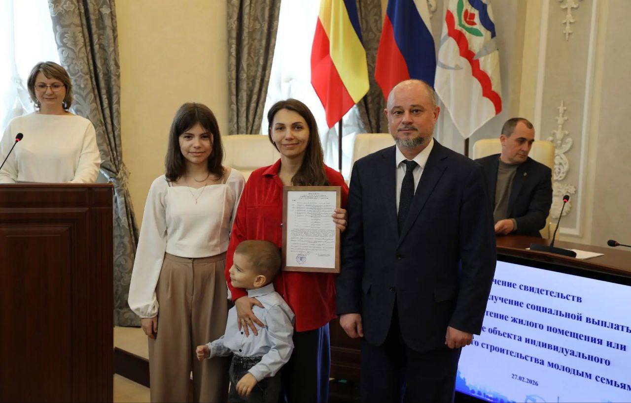 В Администрации города состоялось торжественное вручение свидетельств молодым семьям – участникам программы по улучшению жилищных условий В Администрации города состоялось торжественное вручение свидетельств молодым семьям – участникам программы по улучшению жилищных условий