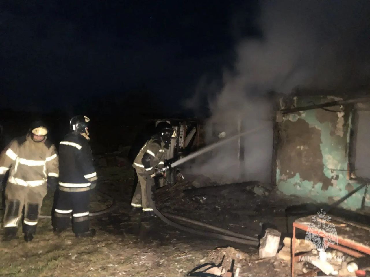 Четыре человека погибли в результате пожара в селе Круглом Азовского района, сообщили в МЧС по Ростовской области Четыре человека погибли в результате пожара в селе Круглом Азовского района, сообщили в МЧС по Ростовской области