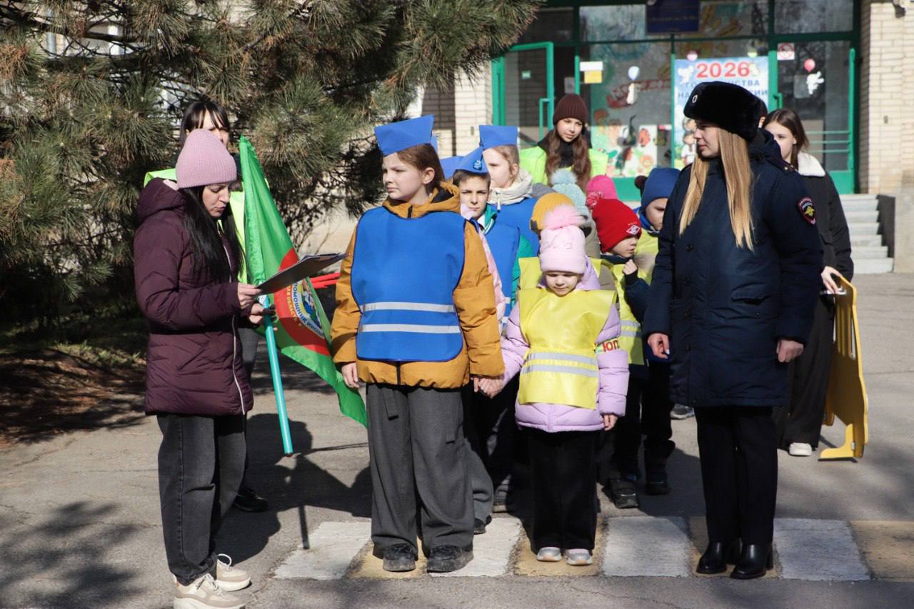 Акция «Шагающий автобус». В г. Таганроге Команда ЮИД «СТОП» лицея № 33 и команда ЮПИД «Светофорчик» детского сада № 92 организовали совместную профилактическую акцию «Школьный автобус!» Акция «Шагающий автобус». В г. Таганроге Команда ЮИД «СТОП» лицея № 33 и команда ЮПИД «Светофорчик» детского сада № 92 организовали совместную профилактическую акцию «Школьный автобус!»