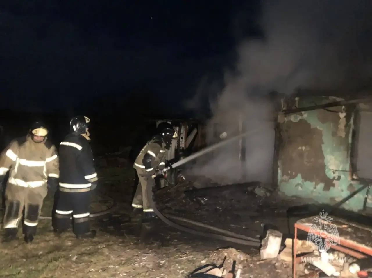 Трое мужчин и женщина погибли при пожаре в Азовском районе