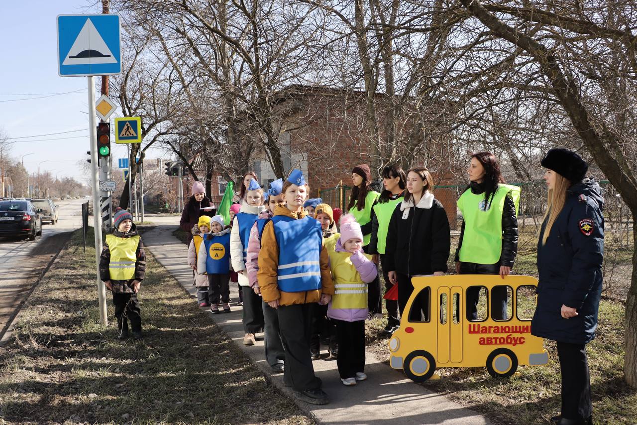 Акция «Шагающий автобус». В г. Таганроге Команда ЮИД «СТОП» лицея № 33 и команда ЮПИД «Светофорчик» детского сада № 92 организовали совместную профилактическую акцию «Школьный автобус!»