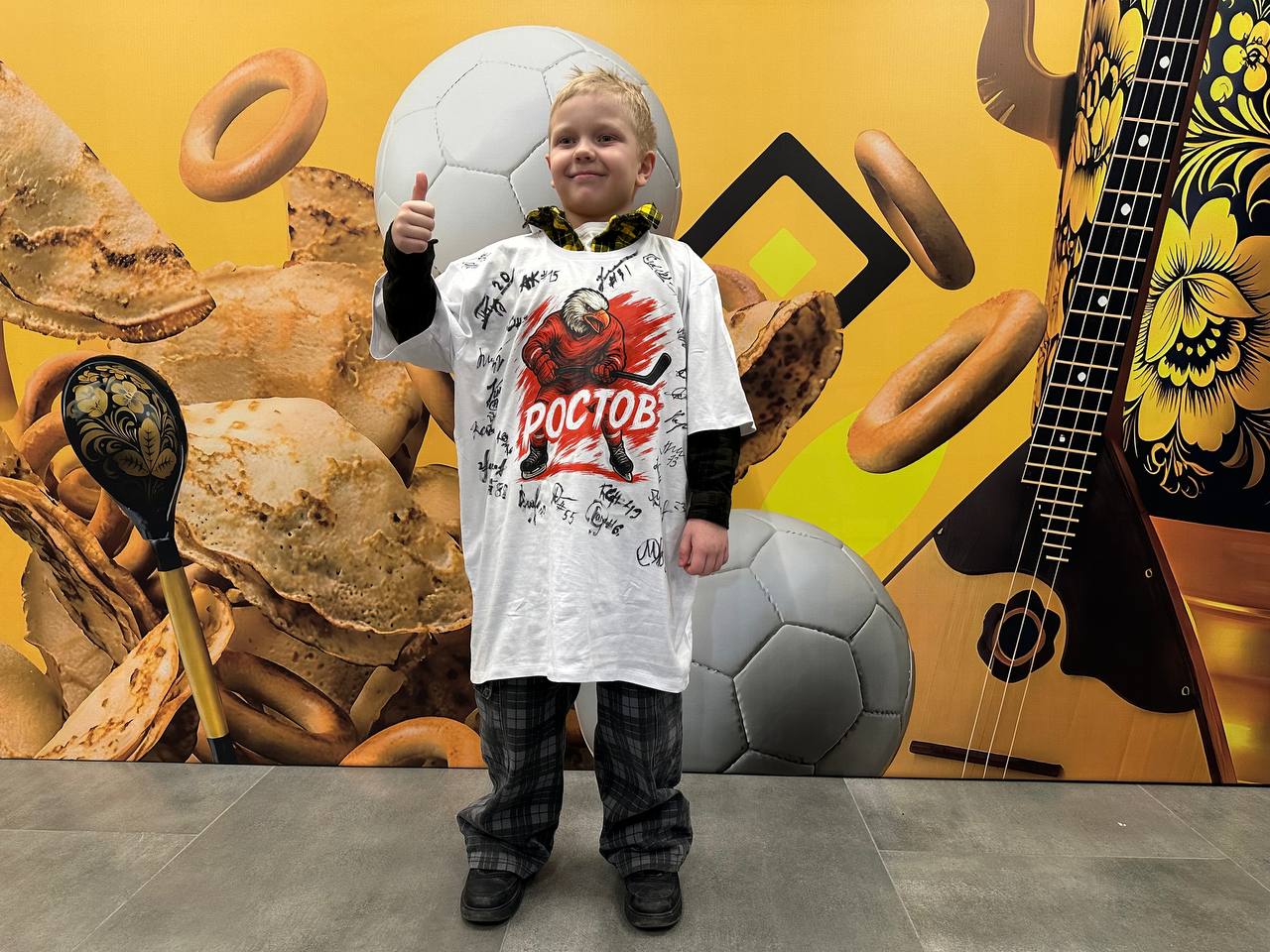 Голкипер ХК «Ростов» Максим Пузяков вручил 7-летнему болельщику футболку с автографами команды Голкипер ХК «Ростов» Максим Пузяков вручил 7-летнему болельщику футболку с автографами команды