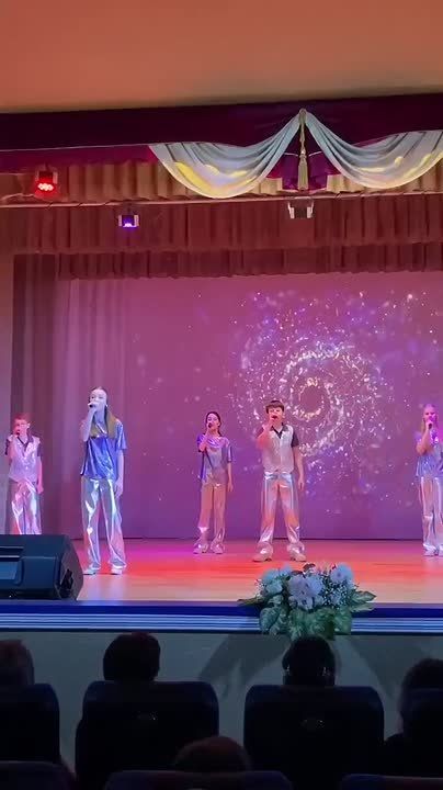 Атмосферу торжественной церемонии закрытия городского этапа конкурса «Учитель года Дона-2026» мы передали в видео