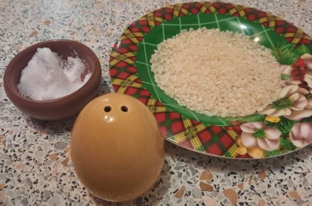 Как справиться с сырой солью: простой совет о рисе в солонке