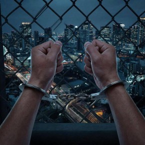 В Батайске чиновники попали под подозрение во взятках, а в Азове у мужчин изъяли целый арсенал оружия