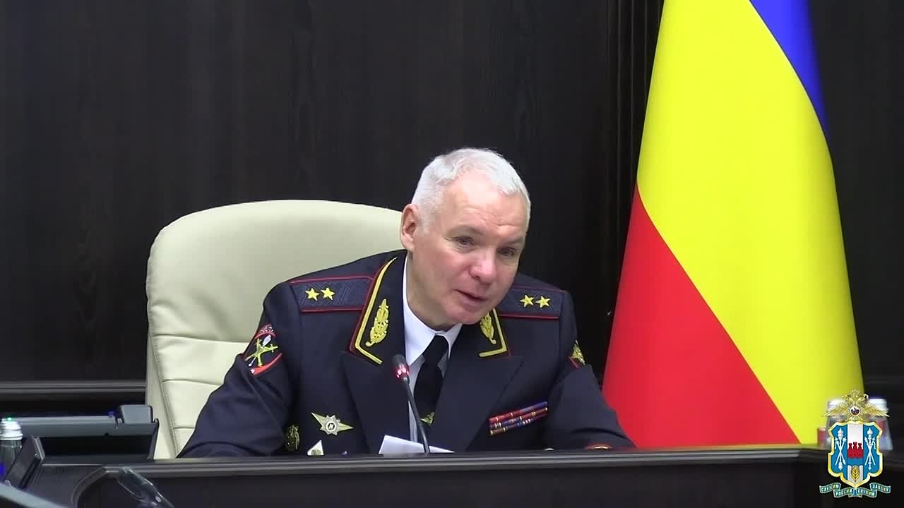 Начальник ГУ МВД России по России по Ростовской области генерал-лейтенант полиции наградил 10-летнего жителя Донецка, который помог задержать злоумышленника