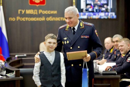 В Ростовской области полицейские наградили 10-летнего жителя Донецк Льва Легкова за неравнодушие