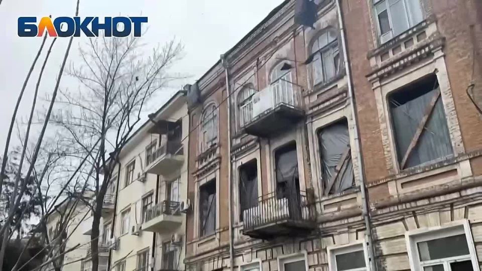 Кусок кровли ОКН на Университетском обрушился на журналиста «Блокнот Ростов»