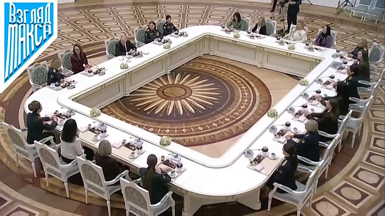 В преддверии Международного женского дня Владимир Путин провёл в Кремле встречу с женщинами-военнослужащими, медиками, военными корреспондентами, а также представительницами рабочих и творческих профессий