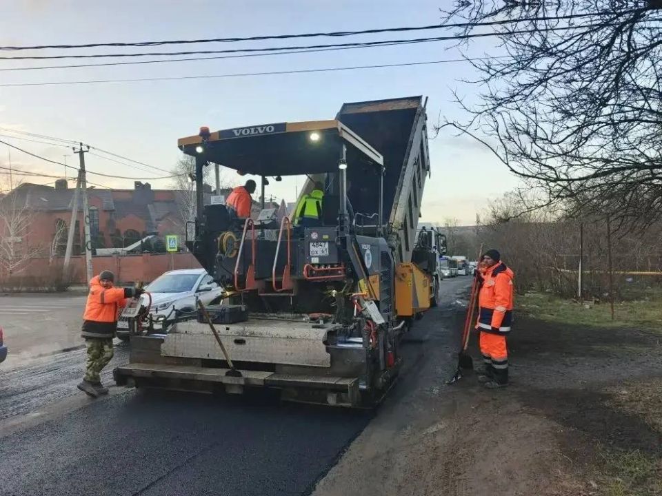 Дорожные службы продолжают ямочный ремонт на улицах города