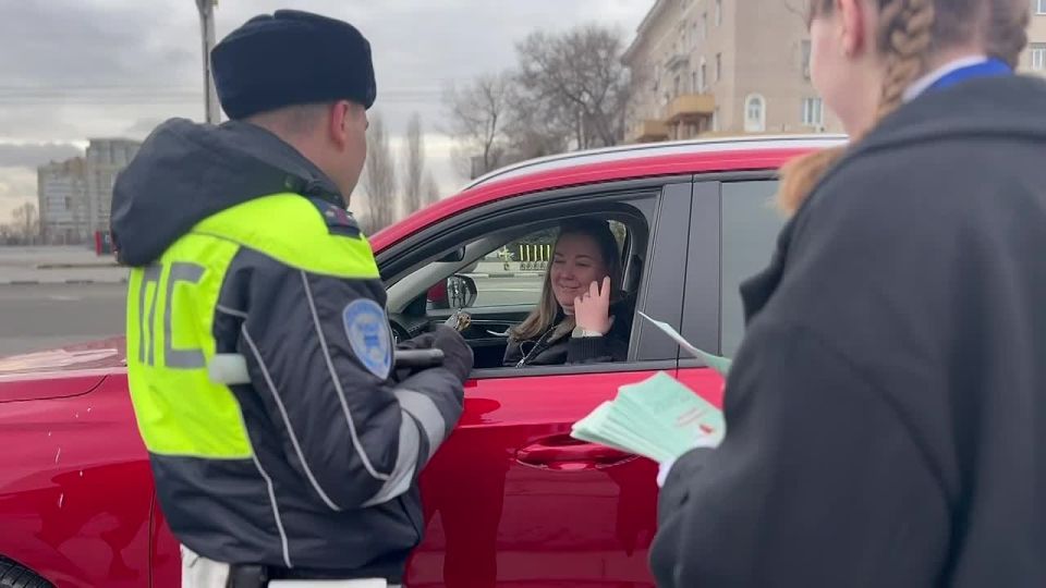 Цветы, улыбки и безопасность: как в Ростове поздравили автоледи