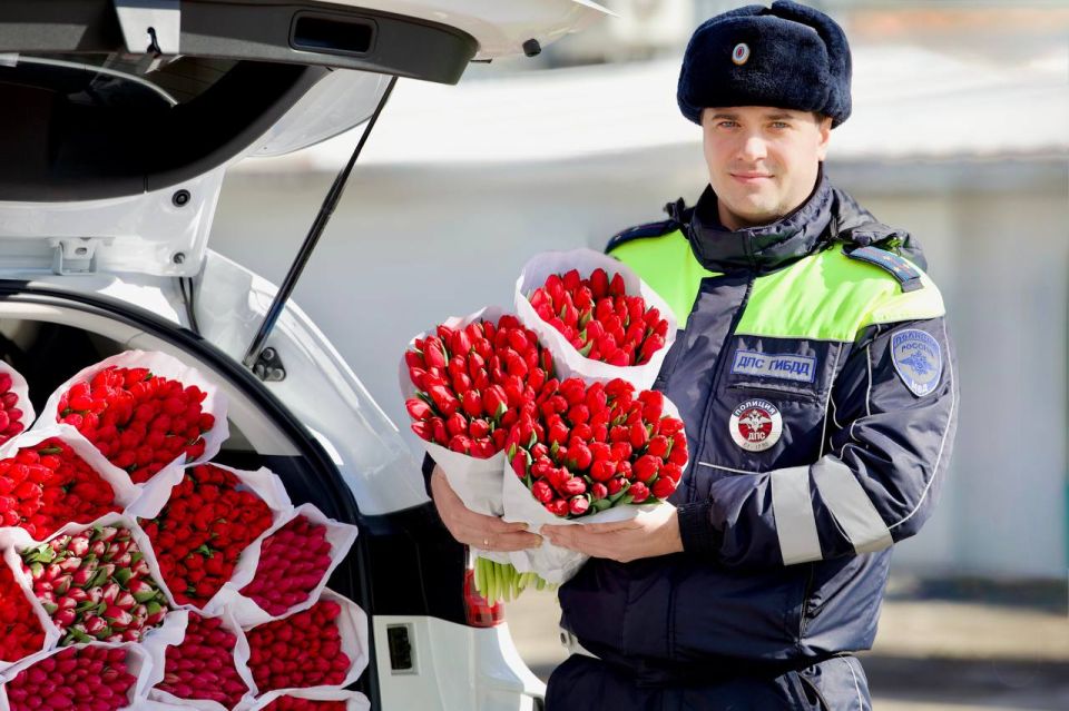 Заместитель командира 2 взвода 2 роты ОСБ ДПС Госавтоинспекции ГУ МВД России по РО ст. л-т полиции Чеботарев Виктор Андреевич поздравляет всех представительниц прекрасного пола с 8 марта и желает хороших выходных!