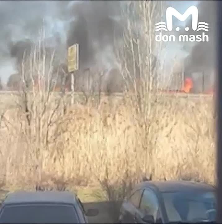 Сухая трава горит на трассе между Батайском и Ростовом