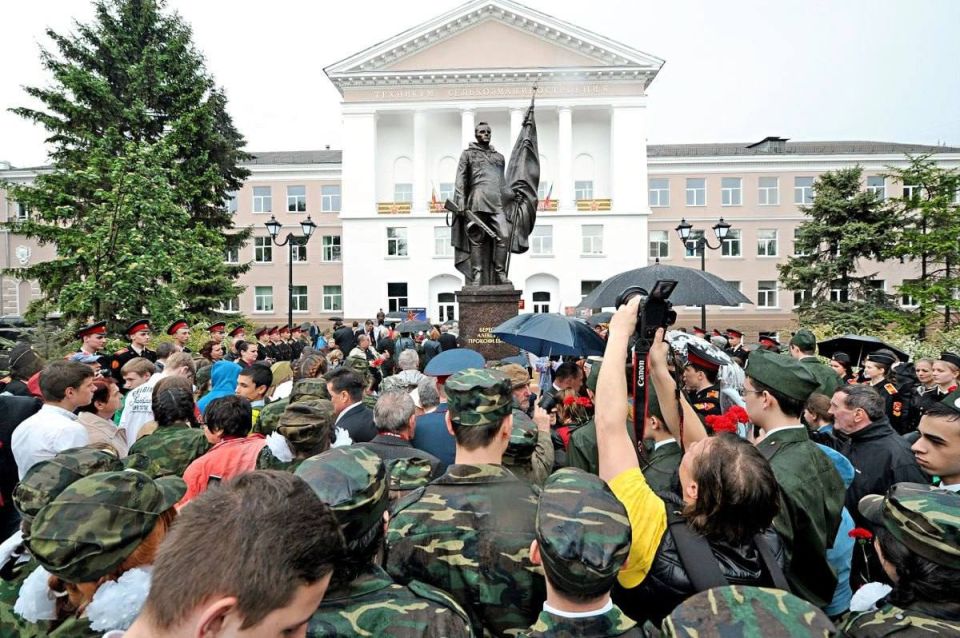 Александр Коц: ВЕЧЕРНИЙ ЗВОН:. герой уходящего дня