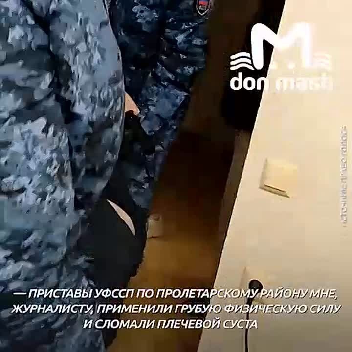 Приставы сломали плечо ростовскому общественнику Игорю Савченко, утверждает он. В этот момент мужчина снимал, как они выселяют из дома женщину с двумя детьми