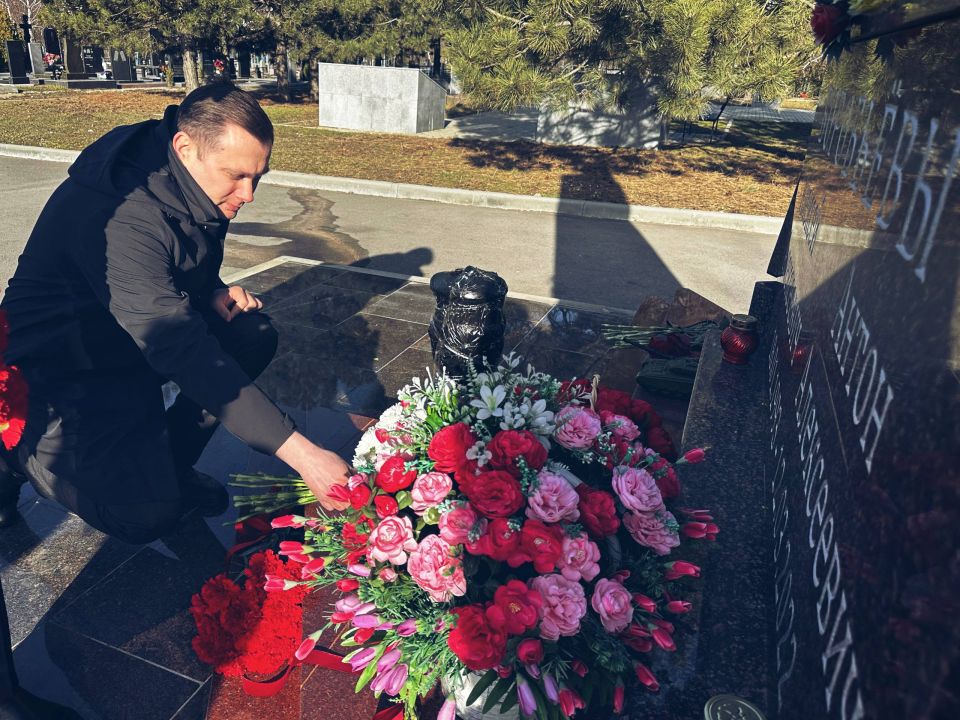 Сегодня вместе с Натальей Ивановной, матерью братьев Воробьевых, а также председателем городской Думы Виктором Синюгиным и моим первым заместителем Константином Хмельницким возложили цветы к мемориалу Алексея и Антона на...