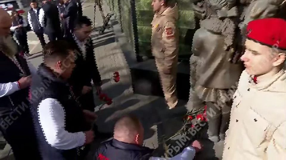 Участники автопробега «Крым-Россия! Навсегда!» возложили цветы к памятнику «Вежливым людям» в Ростове-на-Дону