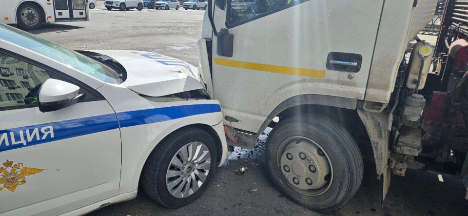 Полицейские устанавливают обстоятельства дорожно-транспортного происшествия с участием патрульного автомобиля Госавтоинспекции