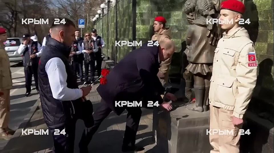 Участники автопробега «Крым — Россия! Навсегда!» возложили цветы к мемориалу в Ростове-на-Дону