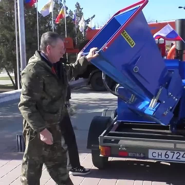 В преддверии Дня работников жилищно-коммунального хозяйства на площади перед Дворцом культуры имени Курчатова развернулась выставка специализированной техники