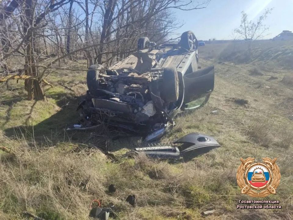 Сотрудники автоинспекции работают на месте ДТП в Аксайском районе