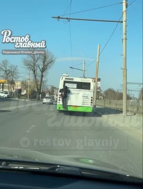 Зацеперы возвращаются?. В Ростове на Менжинского заметили экстремала — парень уцепился за заднюю часть автобуса и так ехал по дороге