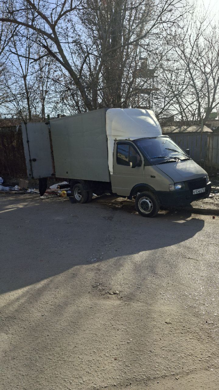 В поселке Орджоникидзе серые возчики превратили мусорные баки в свалку