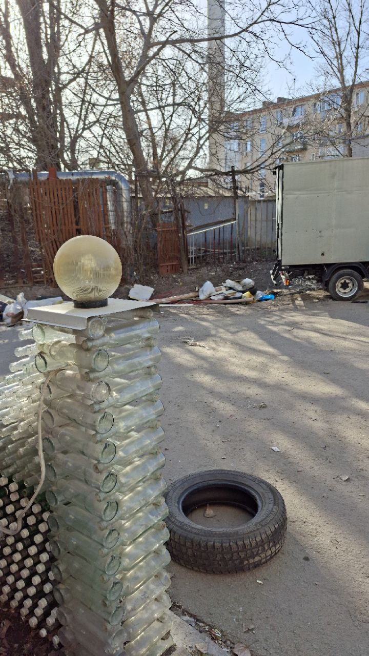 В поселке Орджоникидзе серые возчики превратили мусорные баки в свалку В поселке Орджоникидзе серые возчики превратили мусорные баки в свалку