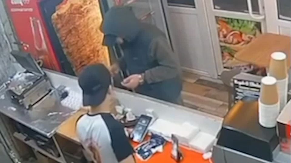 Ну чисто донские преколы — житель Таганрога стащил из машины чужие карты, чтобы купить пищу богов шаурму