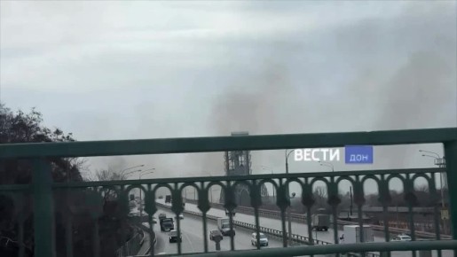 Камыш горит в районе Гребного канала в Ростове