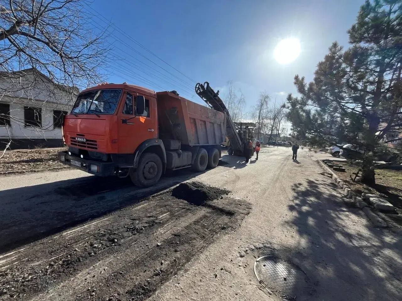 В городе Шахты продолжается ямочный ремонт