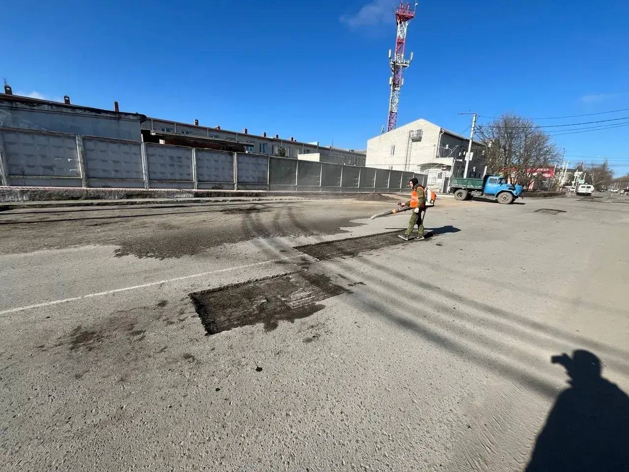 В городе Шахты продолжается ямочный ремонт В городе Шахты продолжается ямочный ремонт