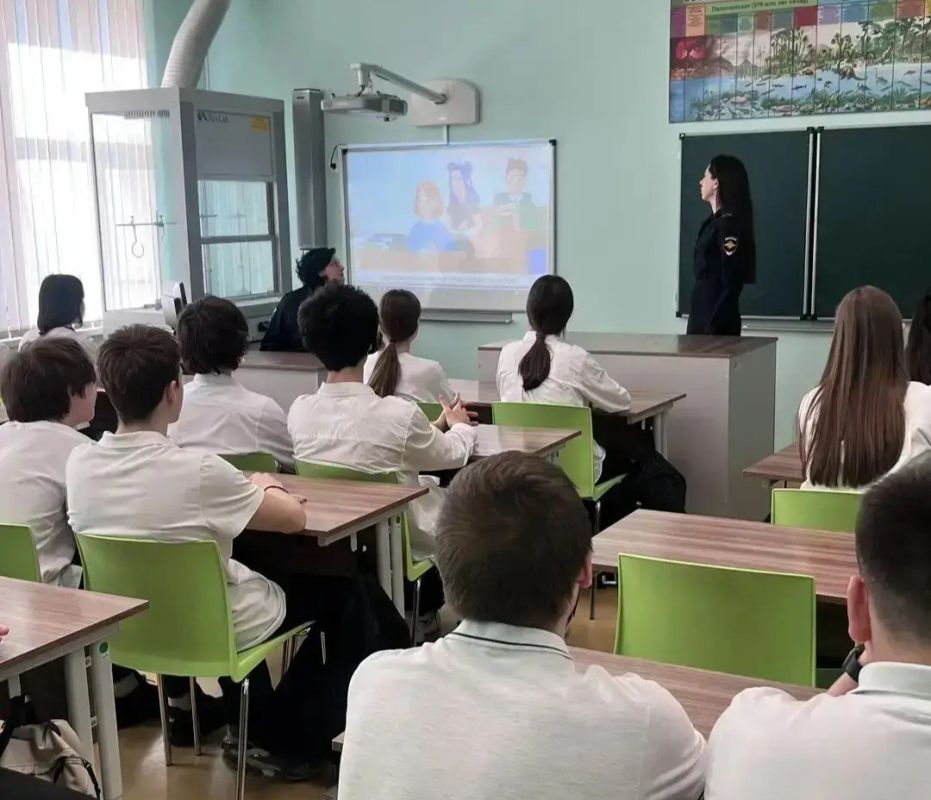 Сотрудники Правового отдела ГУ МВД России по Ростовской области провели профилактическую беседу с учащимися МБОУ «Школа № 4»