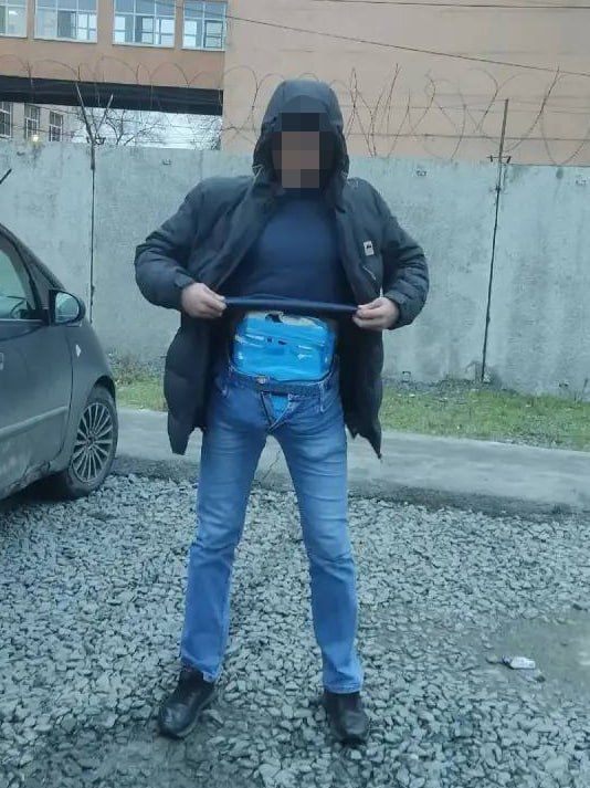 В дежурную часть линейного отдела полиции на станции Шахтная поступило сообщение о том, что неустановленные лица похищают имущество электроремонтного предприятия