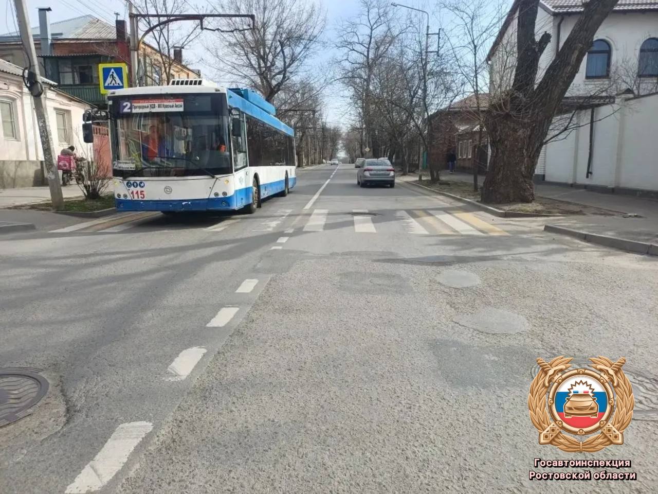 Сотрудники полиции устанавливают обстоятельства ДТП с несовершеннолетним