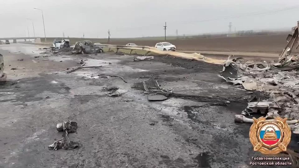 В Госавтоинспекции опубликовали видео с места смертельного ДТП с бензовозом на трассе "Ростов - Таганрог"