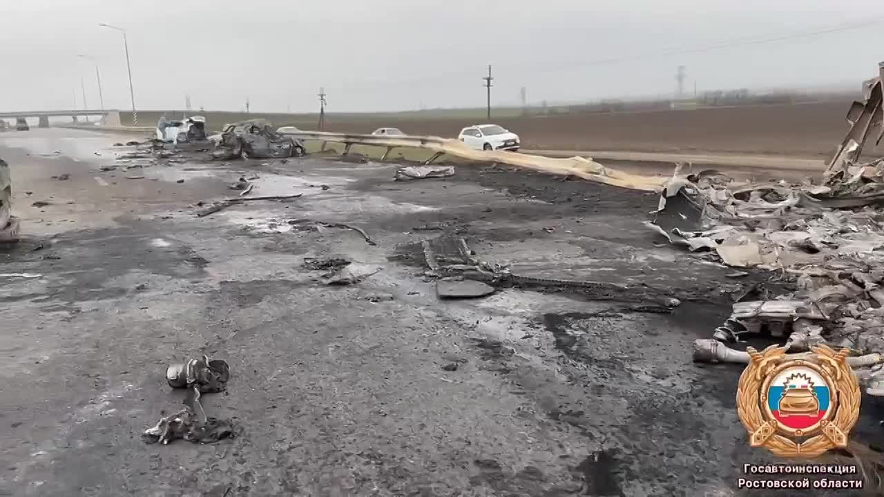 В Госавтоинспекции опубликовали видео с места смертельного ДТП с бензовозом на трассе "Ростов - Таганрог"