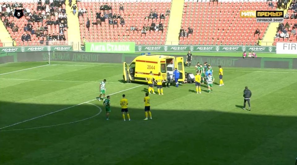 Игрок «Ахмата» Мирослав Богосавац после столкновения с игроком ФК «Ростов» Андреем Ланговичем потерял сознание после удара коленом в голову