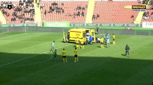 Игрок «Ахмата» Мирослав Богосавац после столкновения с игроком ФК «Ростов» Андреем Ланговичем потерял сознание после удара коленом в голову