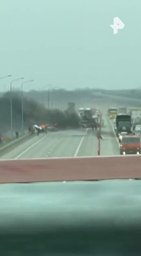 Бензовоз загорелся во время ДТП на трассе между Ростовом и Таганрогом