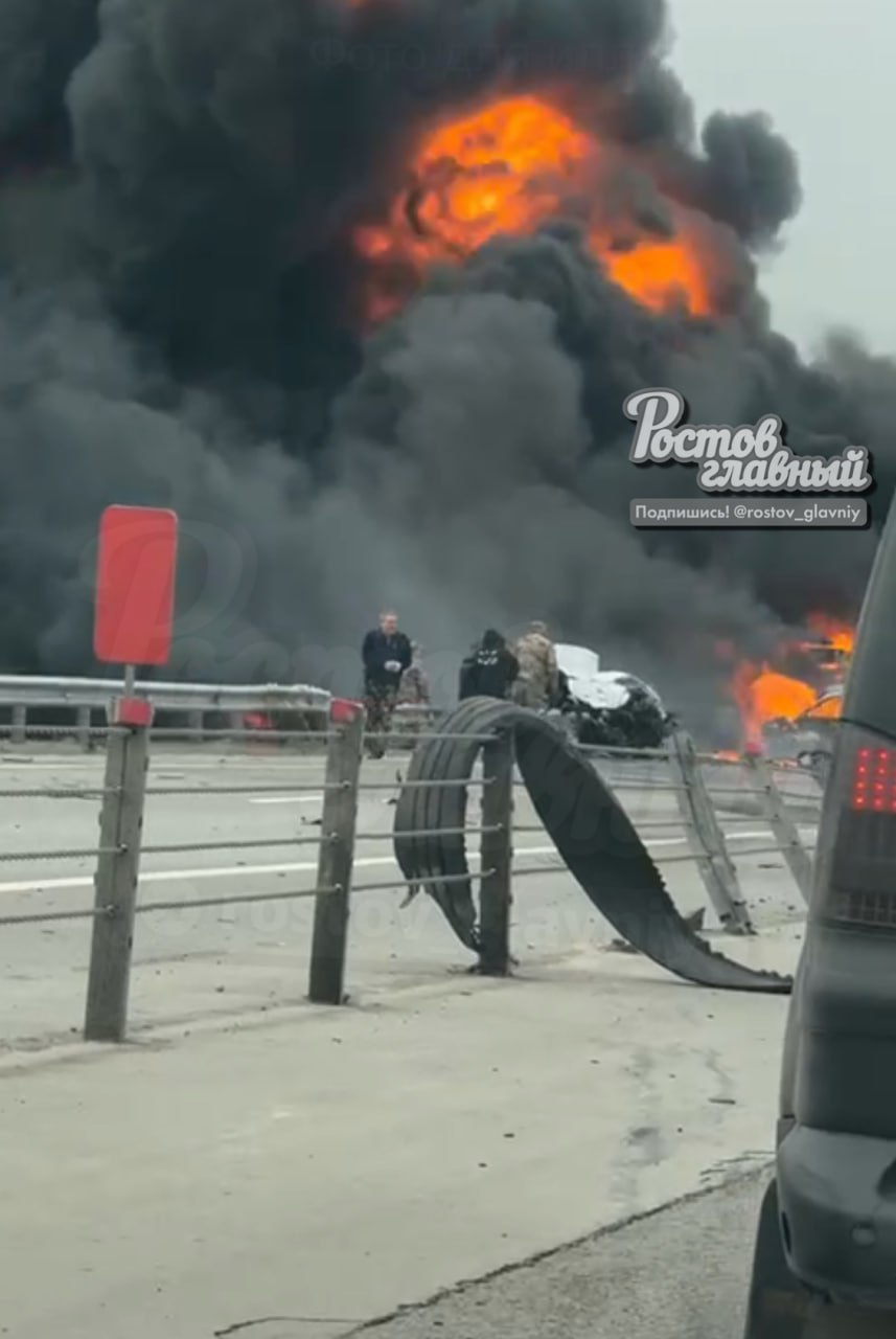 На трассе Ростов-Таганрог взорвался бензовоз На трассе Ростов-Таганрог взорвался бензовоз