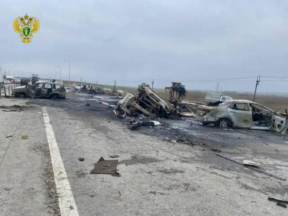 Груда металла осталась от выгоревших машин на месте ДТП с бензовозом на трассе Ростов — Таганрог