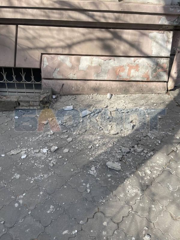 С фасада центра занятости осыпаются кирпичи и штукатурка в Ростове